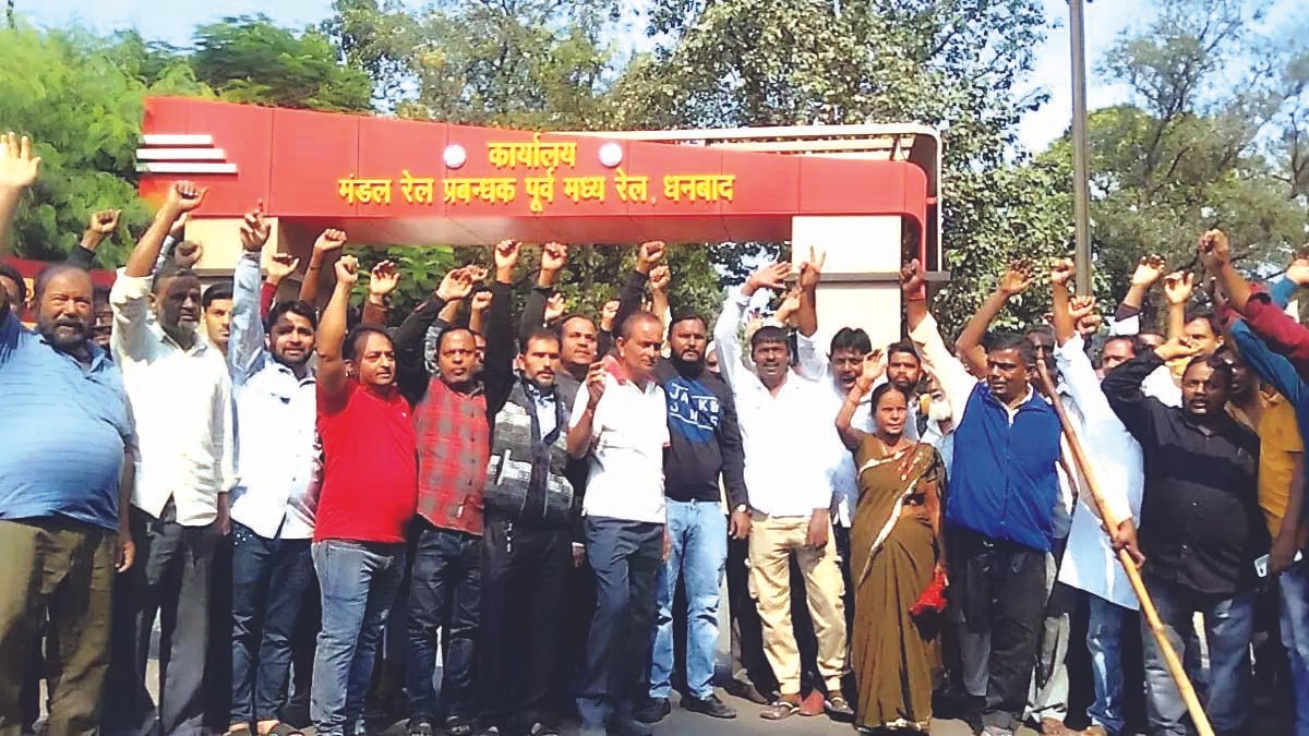 न्यू स्टशेन कॉलोनी के 300 दुकानों पर रेलवे की चली बुलडोजर