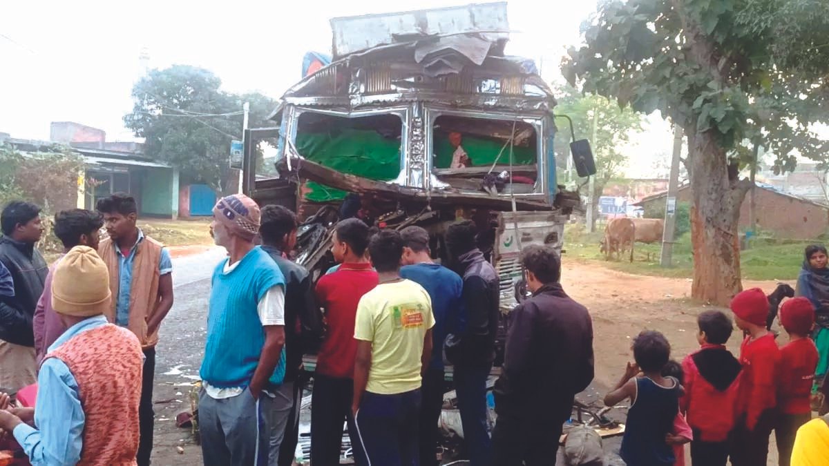 सड़क किनारे खड़े हाईवा में ट्रक ने पीछे से मारी जोरदार टक्कर, दो की मौत