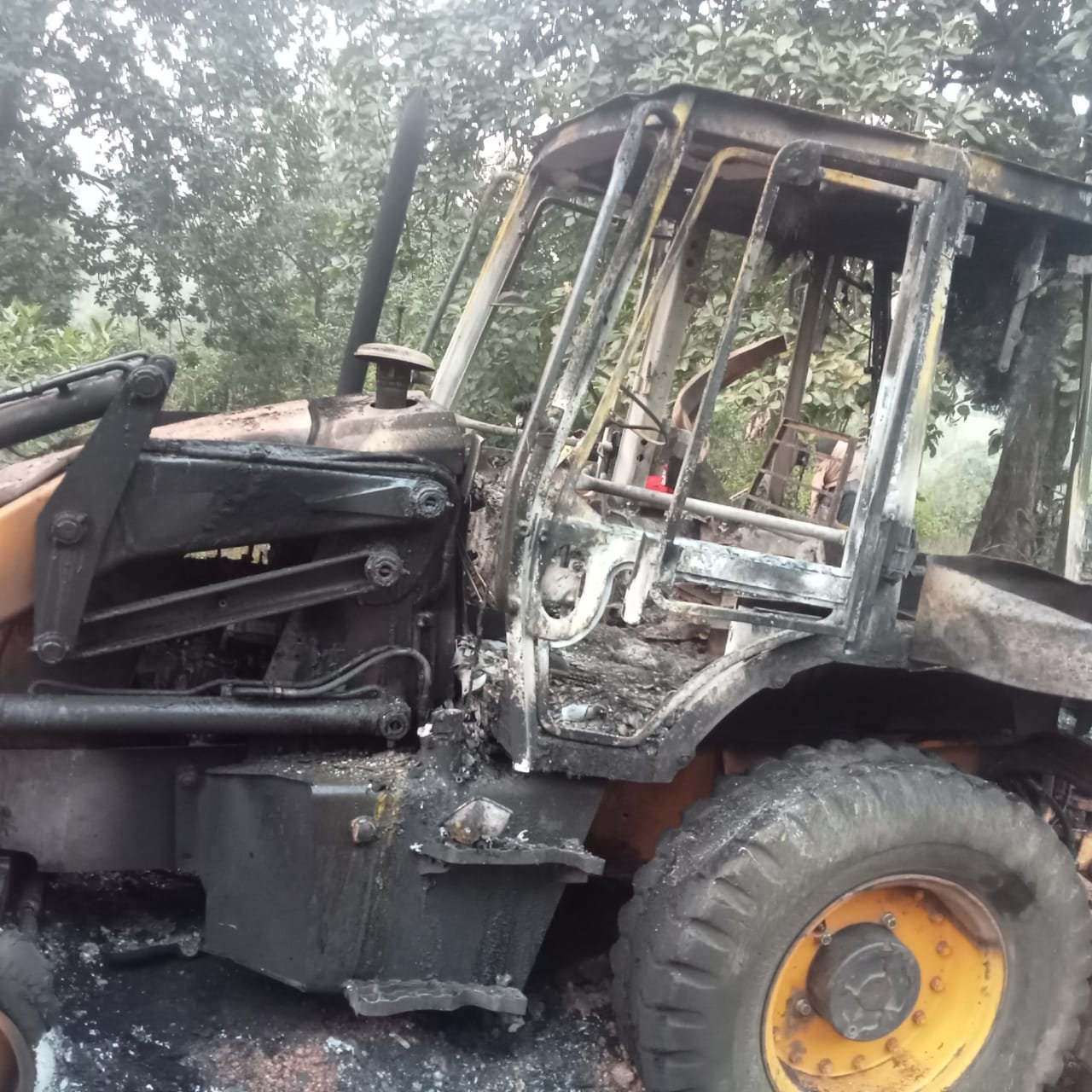 माओवादियों ने सड़क निर्माण में लगी दो जेसीबी को बम से उड़ाया