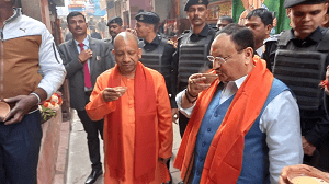 जेपी नड्डा और सीएम योगी ने बाबा विश्वनाथ के दर्शन कर ल‍िया चाय का आनंद