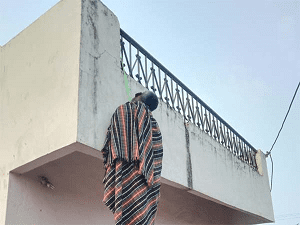 छत की ग्रिल से लटककर शख्स ने दी जान