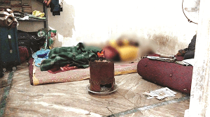 ठंड से बचने के लिए चूल्हा जलाकर सो गये, दम घुटने से दो युवकों की मौत