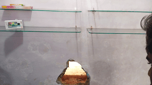 मोबाइल दुकान में सेंध मारी कर लगभग 25 लाख रुपये की मोबाइल और 47 हजार रुपये नगद की चोरी