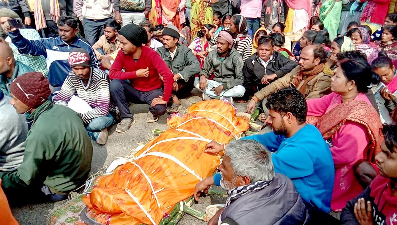 युवती के शव के साथ बीआईटी मेसरा ओपी का घेराव