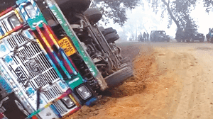 घने कोहरे के कारण अनियंत्रित होकर लोहा लदा ट्रक पलटा, कोई हताहत नहीं