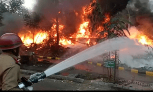 जुगसलाई फाटक के पास असामाजिक तत्वों ने टायर में लगाई आग