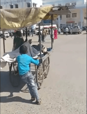 6 साल का बच्चा, बीमार पिता को ठेले पर अस्पताल ले गया