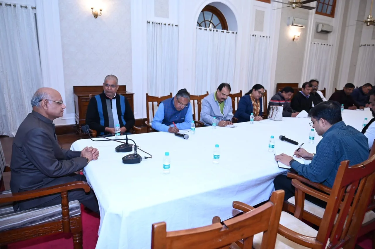 दिल में छुपा कर अरमान ले चलें…