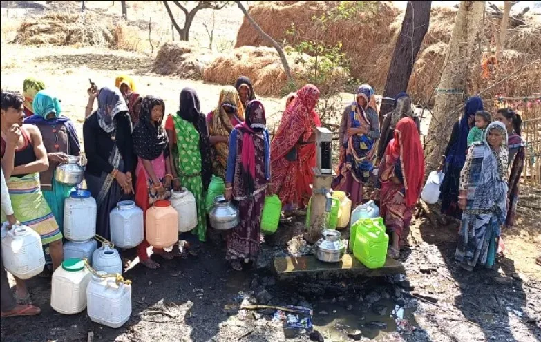 पानी का संकट: 150 परिवार 1 हैण्डपंप के भरोसे