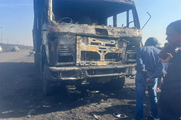 अपराधियों ने हाईवा में लगायी आग साथ में जलने से ड्राइवर की हुई मौत