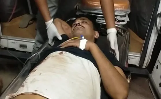 पुलिसकर्मी से सर्विस पिस्तौल छिनकर अपराधी ने मारी  गोली, हालत गंभीर