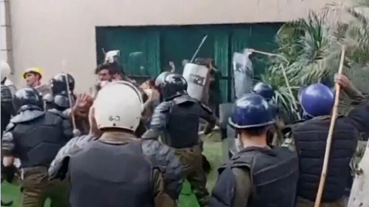 इमरान खान को इस्लामाबाद टोल प्लाजा पर रोका गया, लाहौर स्थित घर में जबरन घुसी पुलिस; कई गिरफ्तार