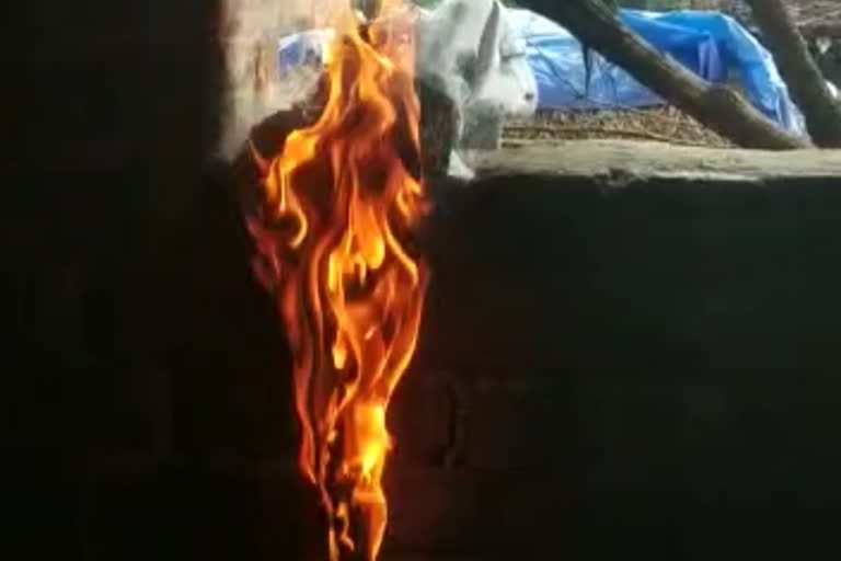 फिल्मी अंदाज में वकील के घर में चोरी, फिर अगलगी