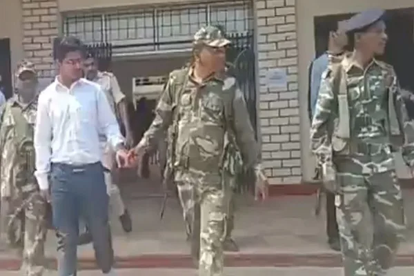 एसीबी ने जाल बिछाकर कार्यालय में 4000 रुपये रिश्वत लेते हुए नाजिर को दबोचा