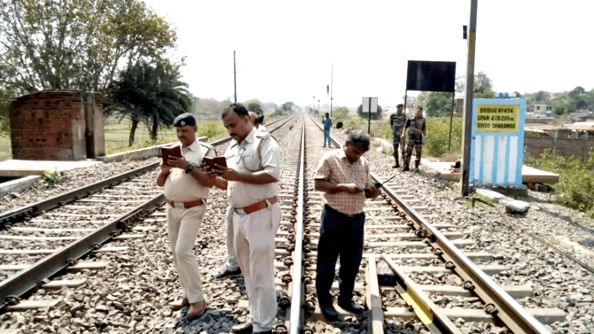 घर से काम की तलाश में निकले दो युवकों का शव पटरी पर मिला