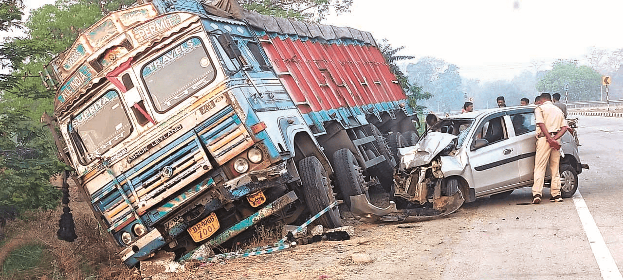 बारात से लौट रही तेज रफ्तार कार ट्रक से टकराई, एक की मौत 6 घायल