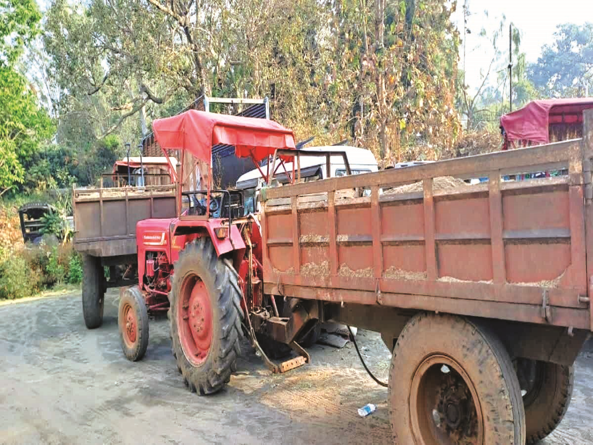बालू के अवैध कारोबार के खिलाफ जांच अभियान तेज, 13 टैक्टर जब्त