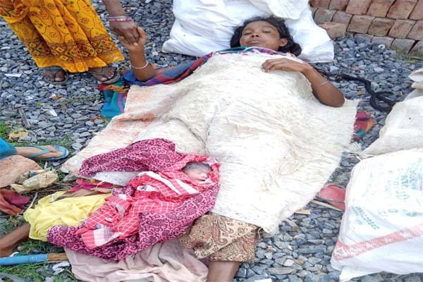 कचरा चुनने वाली महिला ने सड़क किनारे बच्चे को दिया जन्म
