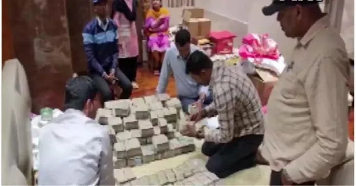 BJP विधायक का बेटा 40 लाख की रिश्वत लेते पकड़ा गया, ऑफिस और घर से मिले 7.7 करोड़ रुपये