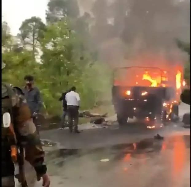 भारतीय सेना के 4 जवान शहीद, गाड़ी में लगी आग