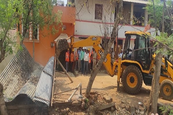 चाकुलिया : रेलवे की जमीन से अतिक्रमण हटाओ अभियान शुरू