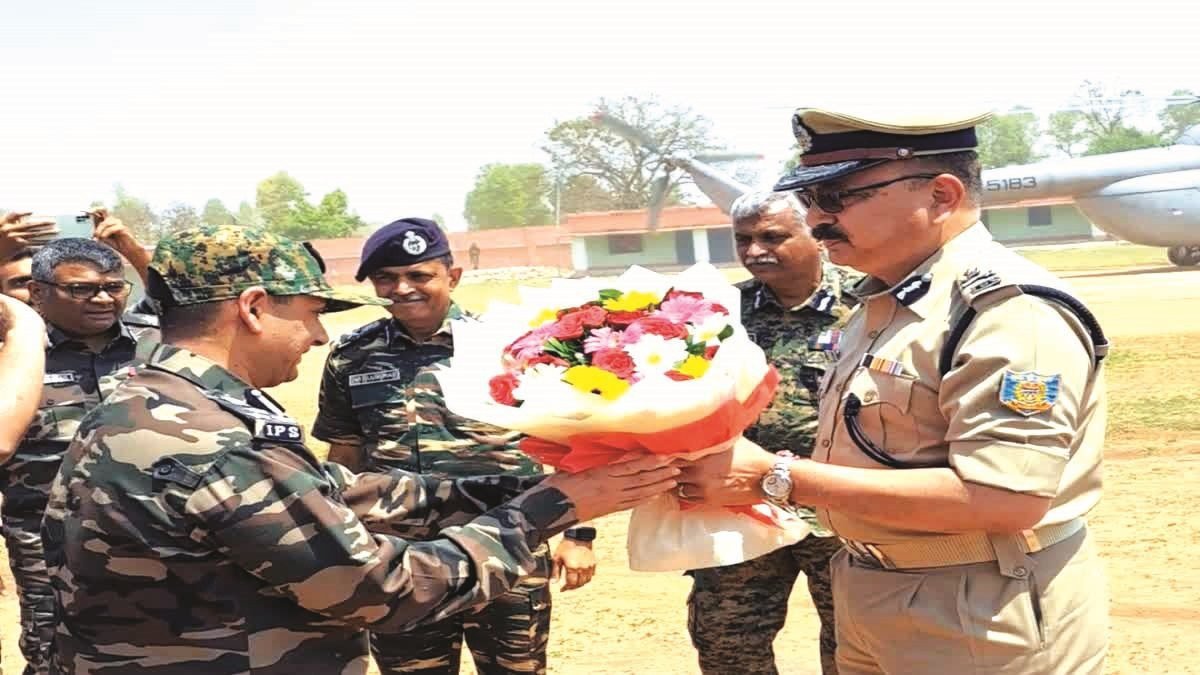 डीजीपी ने सीआरपीएफ 190 बटालियन कैंप में अधिकारियों के साथ की समीक्षा बैठक