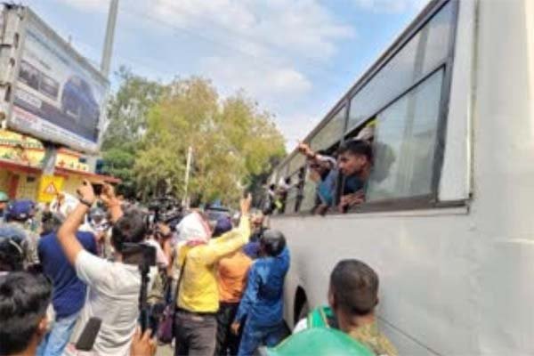 सीएम आवास घेरने जा रहे कई छात्रों को पुलिस ने लिया हिरासत में