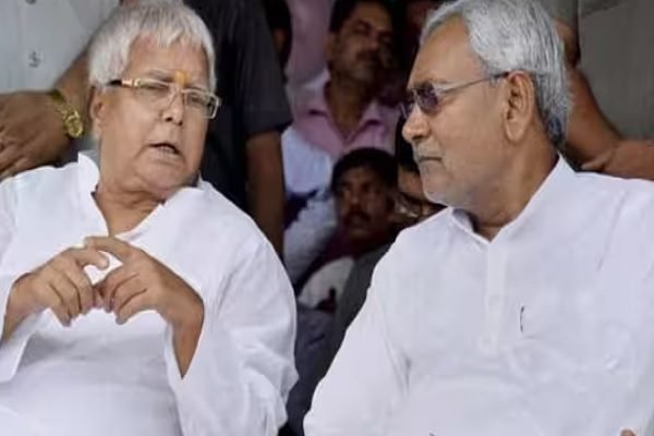 राबड़ी देवी के आवास पर नीतीश कुमार ने की लालू यादव से मुलाकात