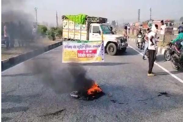 छात्रों ने कांके-पतरातु मुख्य मार्ग और रांची-पटना हाईवे जाम किया