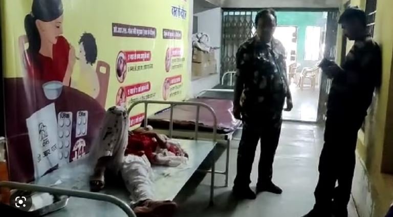 पहाड़ी से पत्नी को फेंका, पत्थर से कूचा; मृत समझकर हुआ फरार