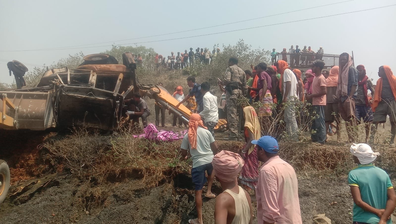 जेसीबी गाड़ी 11000 तार के चपेट में आया चालक की हुई  मौत 