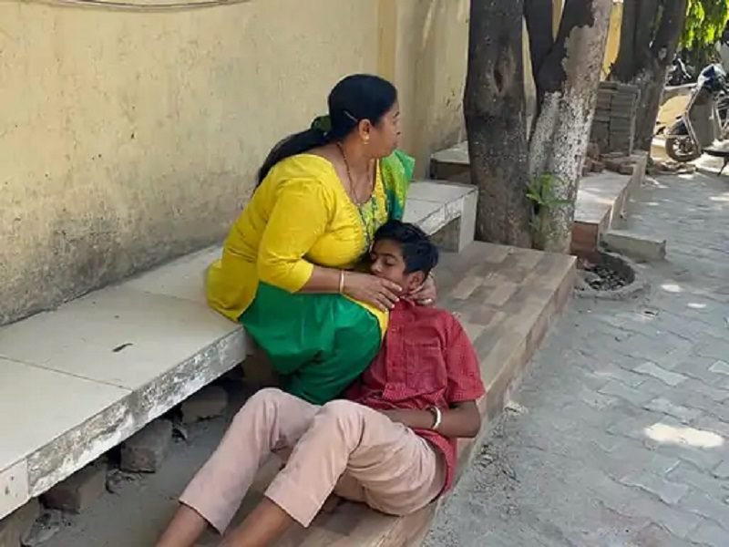 फैक्ट्री में गैस लीक, 35 स्कूली छात्रों समेत कई लोग अस्पताल में भर्ती