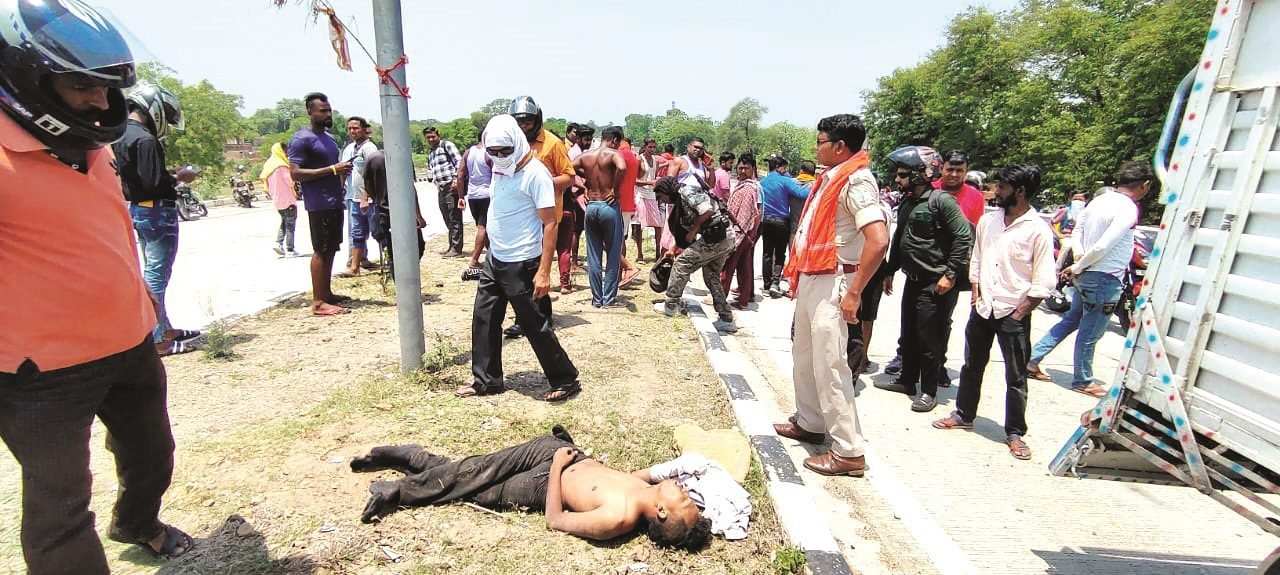 धनबाद-बोकारो रोड पर डिवाइडर से टकराकर बाइक सवार युवक की मौत