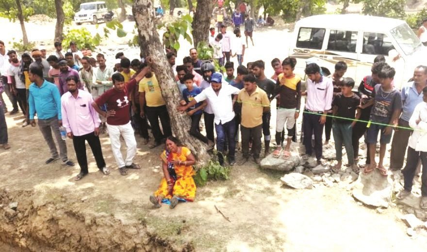 धनवार के पत्थर खदान में पोकलेन पर गिरा चट्टान एक व्यक्ति की मौत