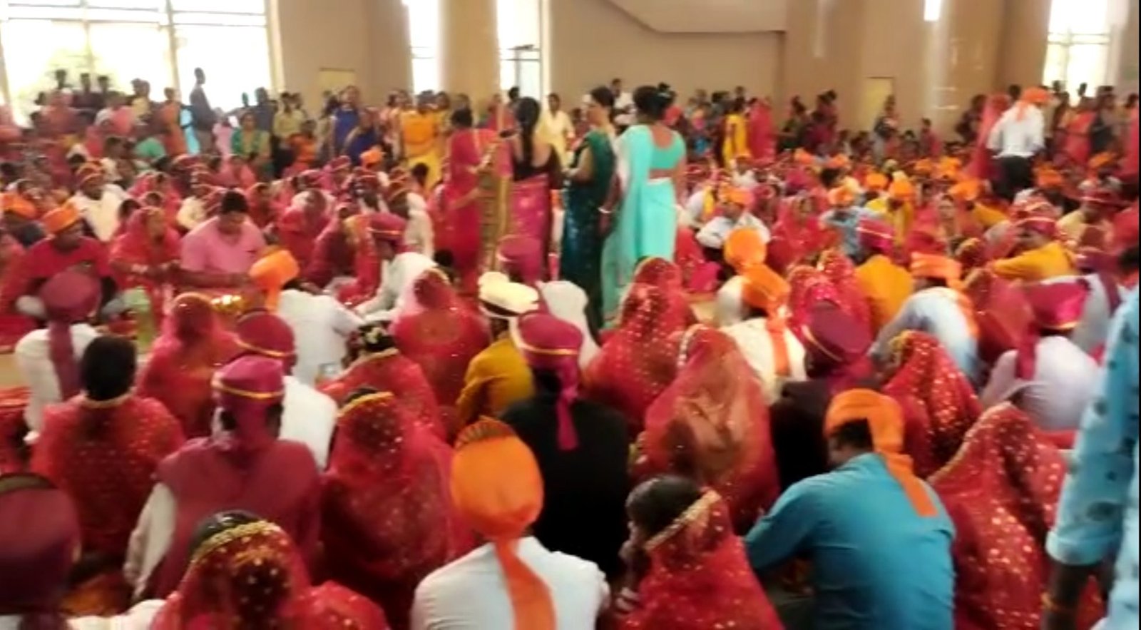 अनोखी शादी: 500 दुल्हा-दुल्हन एक साथ लिए फेरे, देखें वीडियो…