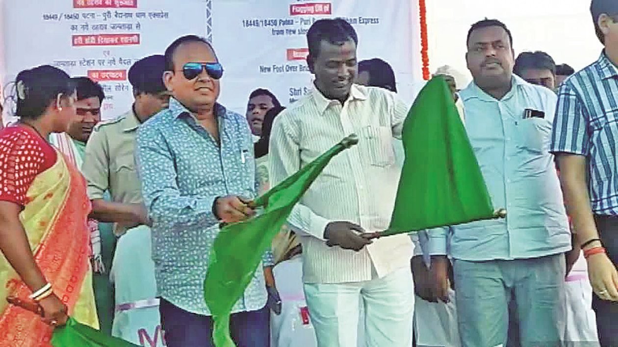 जामताड़ा रेलवे स्टेशन पर चार ट्रेनों के ठहराव समारोह में भिड़े सांसद और विधायक