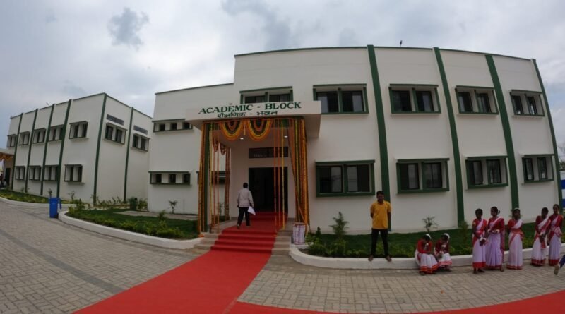 उत्कृष्ट 80 विद्यालयों के बेहतर संचालन के लिए अधिकारियों को स्कूलों का प्रभार