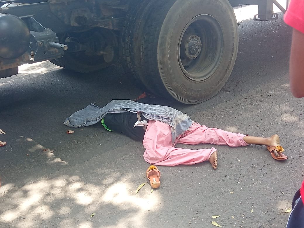ट्रेलर की चपेट में आने से महिला की हुई मौत