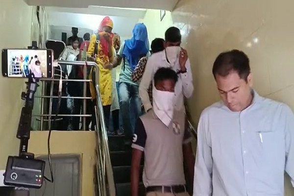पुलिस ने 10 युवक-युवतियों को लिया हिरासत में, जाने क्यों ….