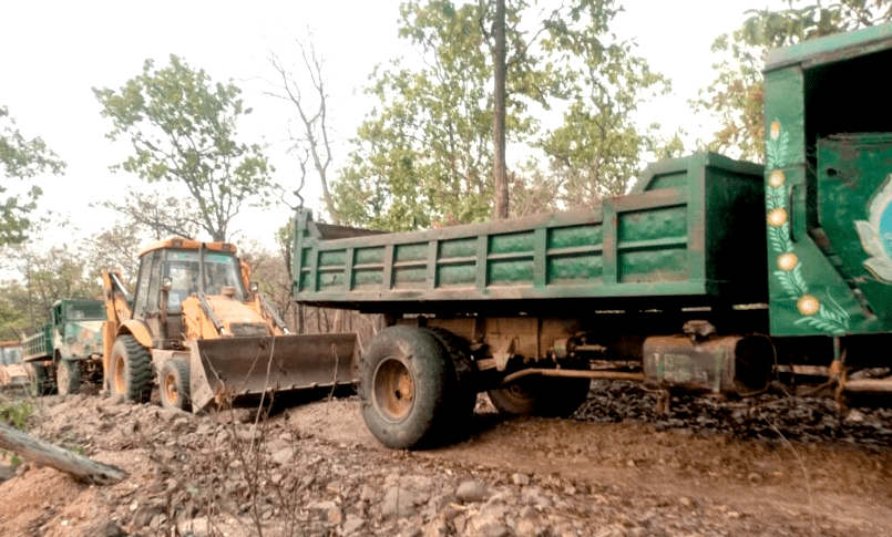 डिबरा के बहाने माईका का हो रहा था अवैध उत्खनन, जेसीबी और ट्रक जप्त