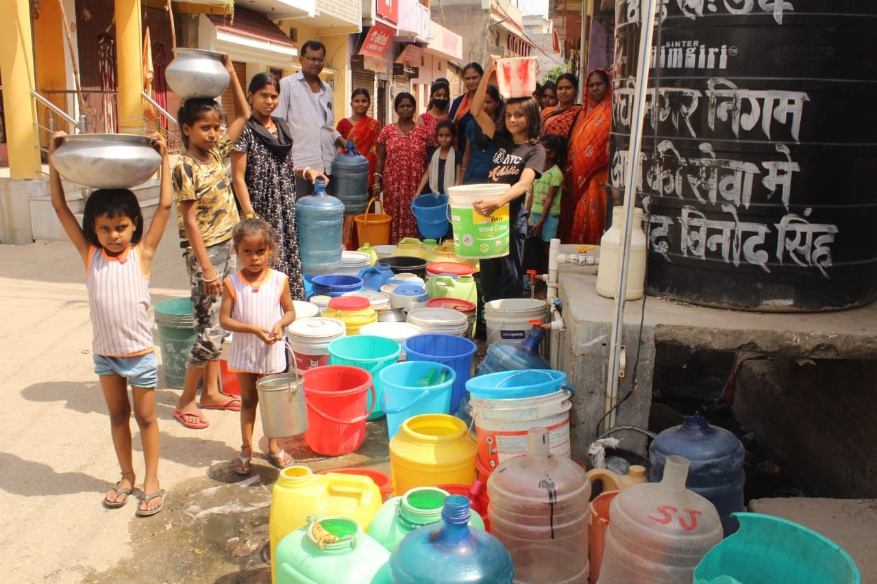पानी के लिए रात भत लाइन में लगना पड़ता है तब जाकर पानी मिलती हैं