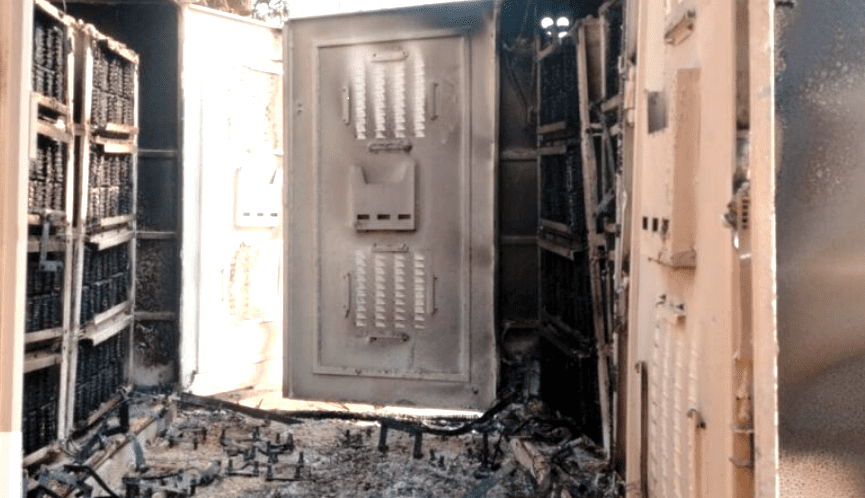 गोइलकेरा में नक्सलियों ने मोबाइल टावर को पेट्रोल डालकर जला दिया