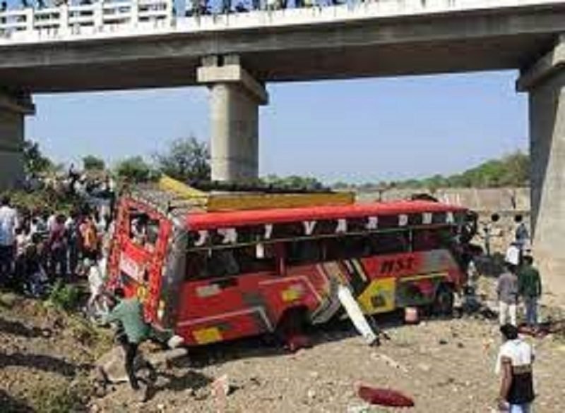 बस के पुल से नीचे गिरने से 22 लोगों की मौत 