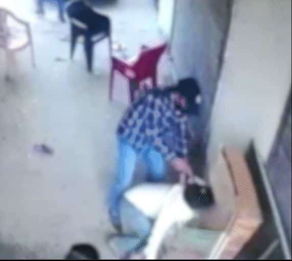 बच्चे के साथ खेल रहा युवक को दो अपराधियों ने घर में घुसकर मारी गोली, मौत