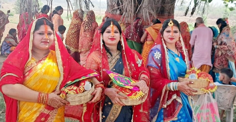 सुहागिनों ने अपने पति की लम्बी आयु के लिए की बट सावित्री पूजा