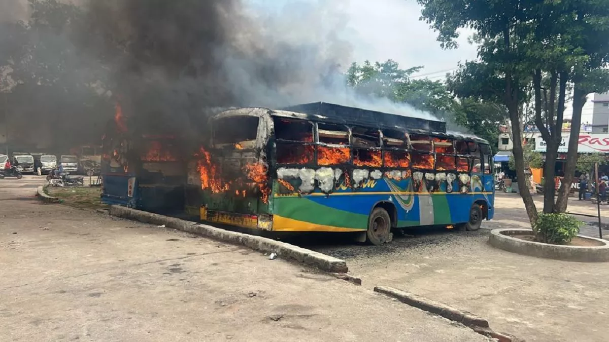 रांची के खादगढ़ा बस स्टैंड में एक साथ 4 बसें जलकर हुईं राख