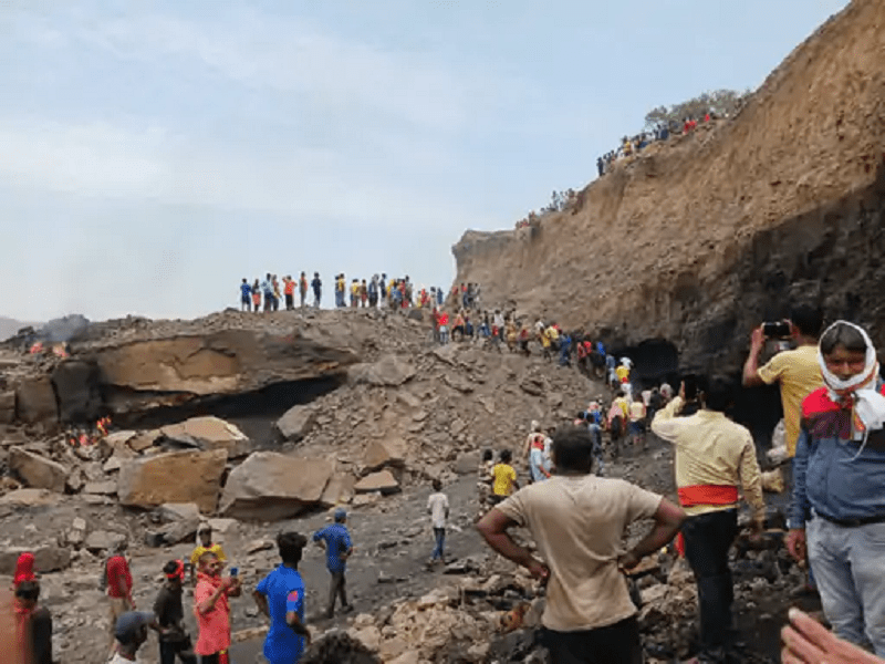 अवैध खनन के दौरान चाल धंसने से तीन की मौत