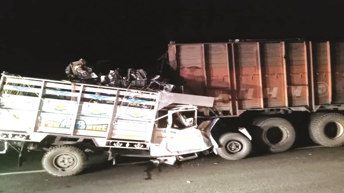 आमतल्ला में आम लदे पिकअप वैन और ट्रक में टक्कर, ड्राईवर-खलासी की मौत