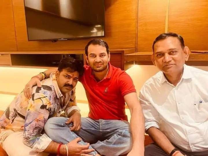 भोजपुरी सुपरस्टार पवन सिंह ने तेज प्रताप यादव के पकड़े पैर