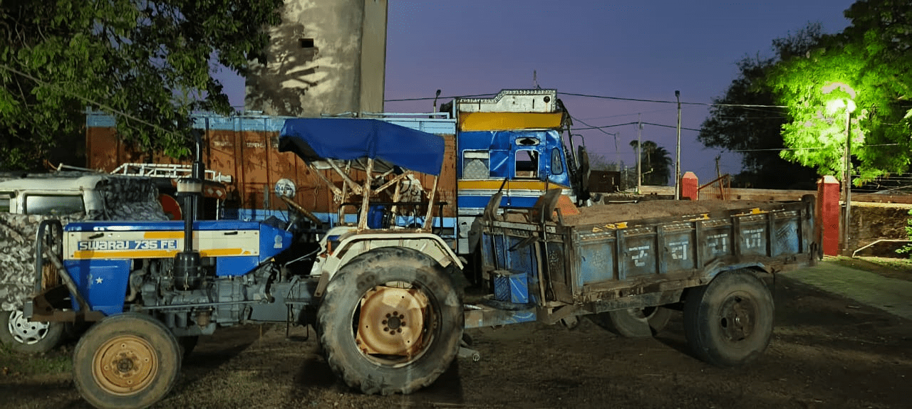 जांच के दौरान पुलिस ने जब्त किया अवैध बालू लदा ट्रैक्टर